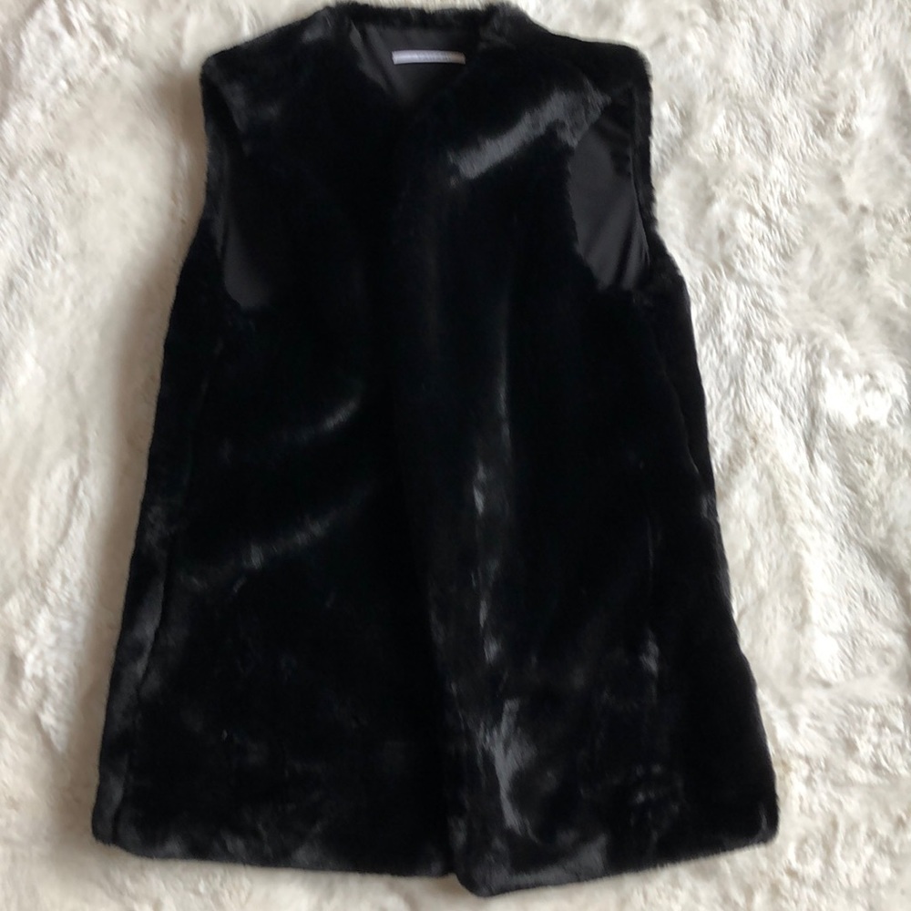 💕🎉Host Pick!🎉💕T Tahari Vest